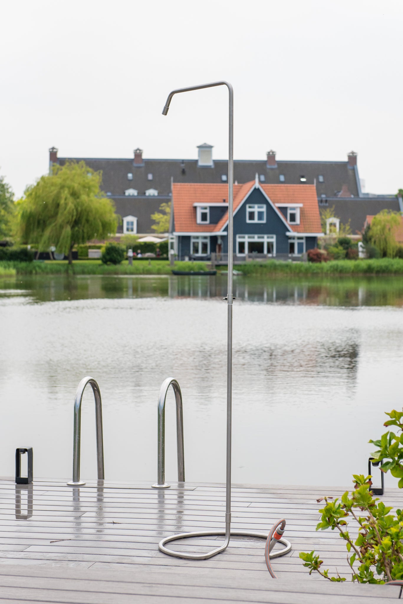 Outdoor serpentine shower weltevree