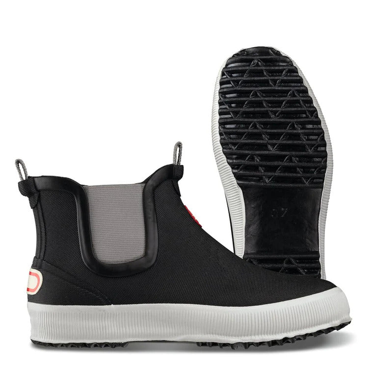 Hai Low Winter ankle boot in black showing side and sole perspectives